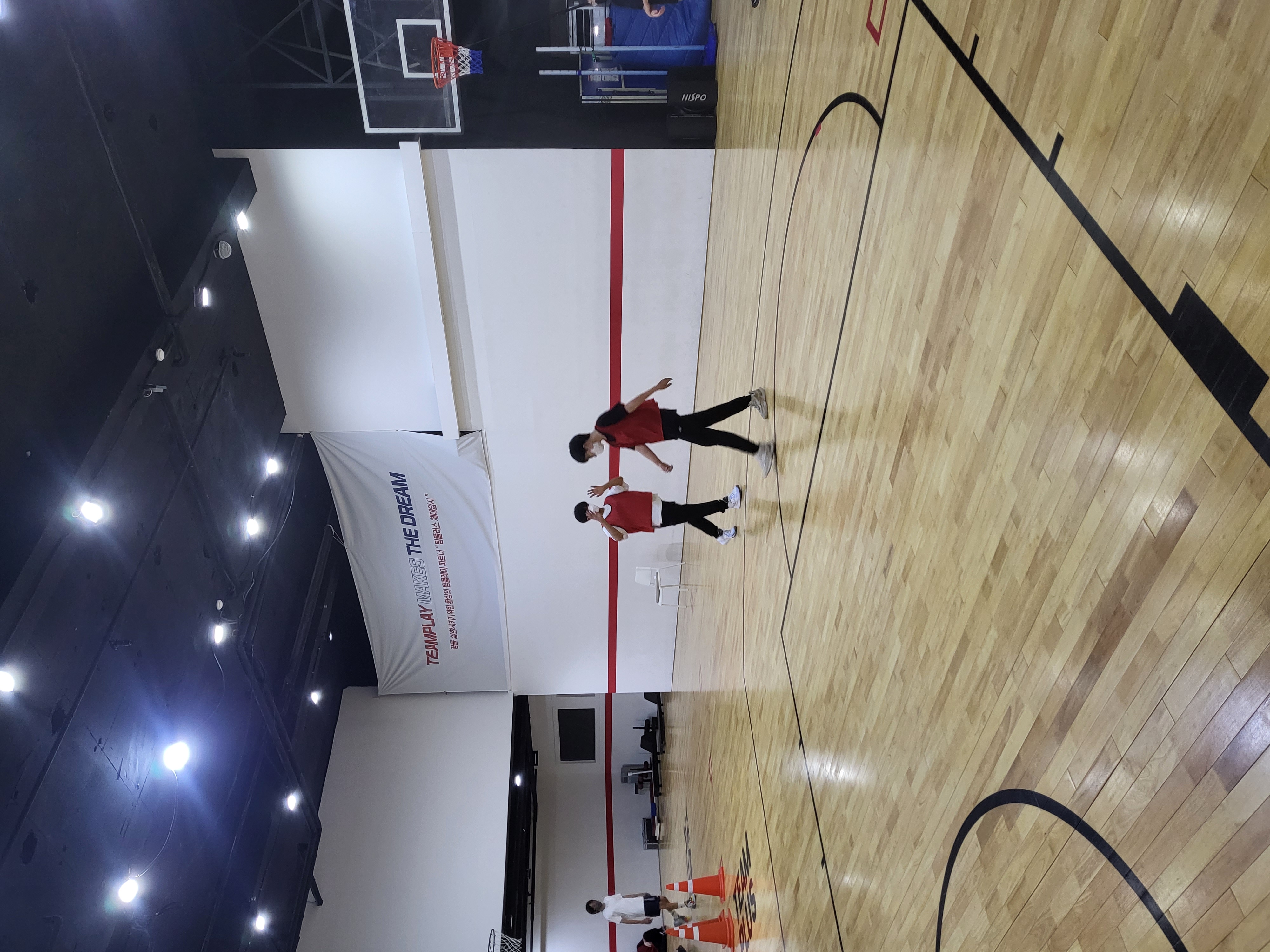 농구 코트에서 연습하는 학생들